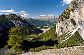 Parco Naturale Fanes-Senes-Braies. Escursione al Rifugio Fanes. Salita al Col da Locia, uno sguardo alle spalle sul fondo valle da dove siamo partiti dominato dal gruppo del Sella. 